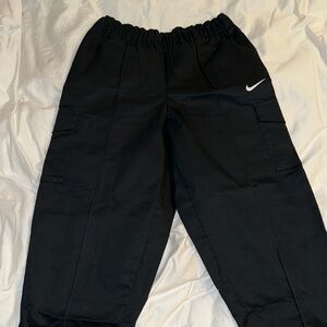 Nike pull on pant with cargo pockets